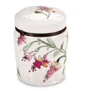 Honeysuckle Lime Blossom Duftkerze in einer romantischen Keramikdose mit Deckel